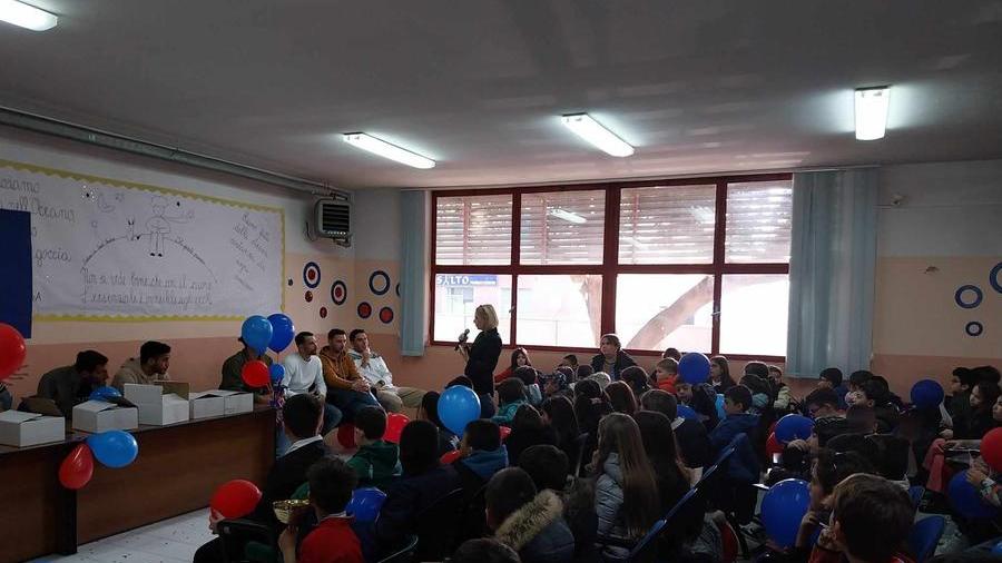 Sassari, nella scuola primaria di via Duca degli Abruzzi festa rossoblù con una delegazione della Torres