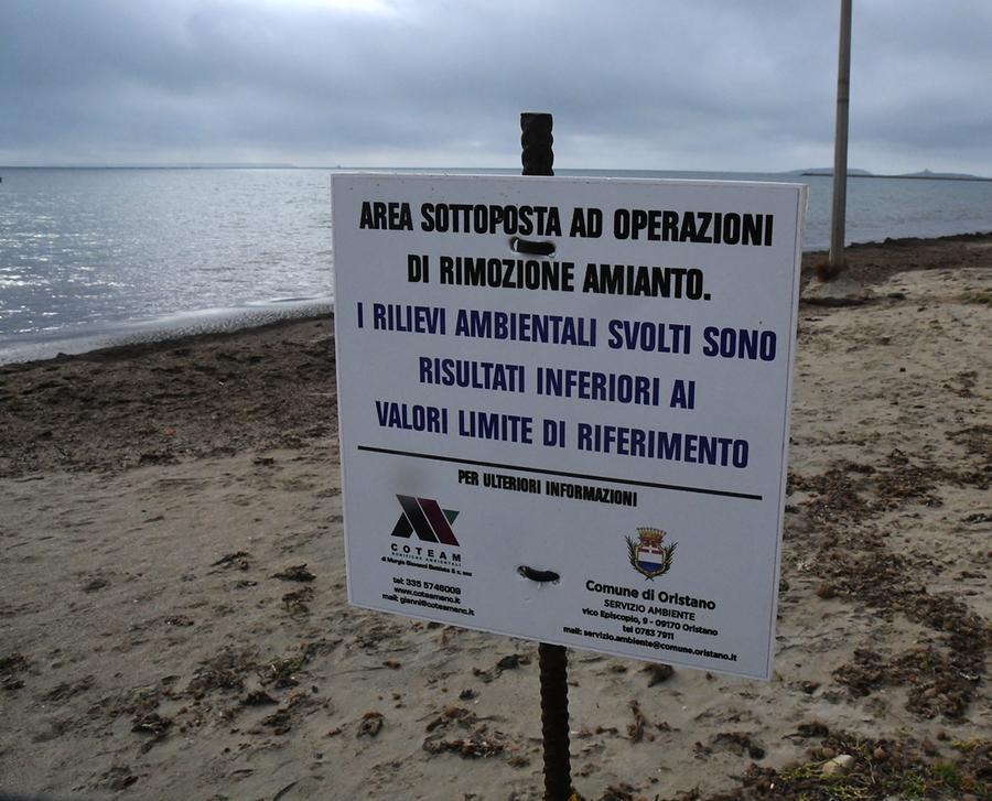 
	Uno dei cartelli di segnalazione di manufatti di amianto

