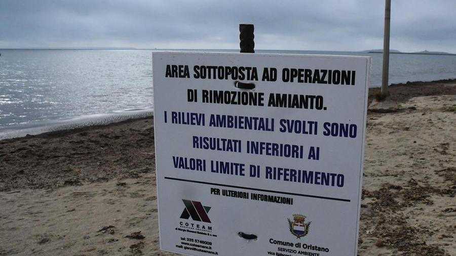 Uno dei cartelli di segnalazione di manufatti di amianto