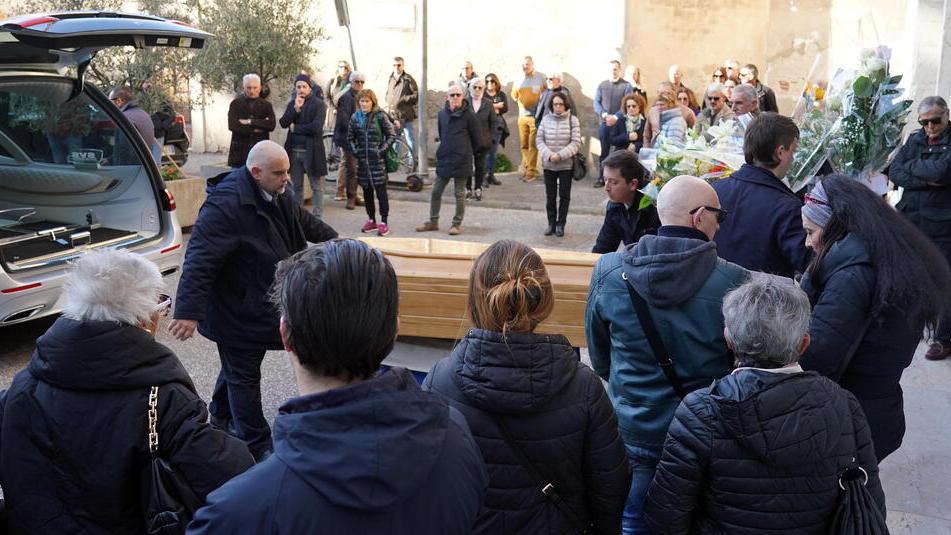 Livorno, l’ultimo saluto a Valentina Fissore: fiori e commozione nella chiesa di Borgo per la campionessa di vela