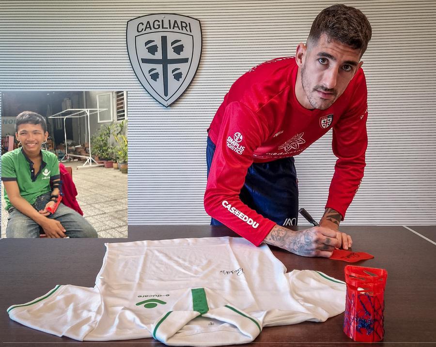 
	La firma di <strong>Alessandro Deiola</strong> e, a sinistra, il piccolo <strong>Chung</strong>

