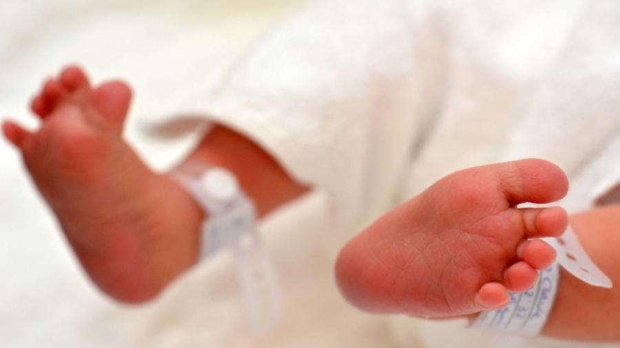 Bambini nati prematuri, lo stress nei genitori è soprattutto delle mamme: l’indagine e i consigli dell’esperta