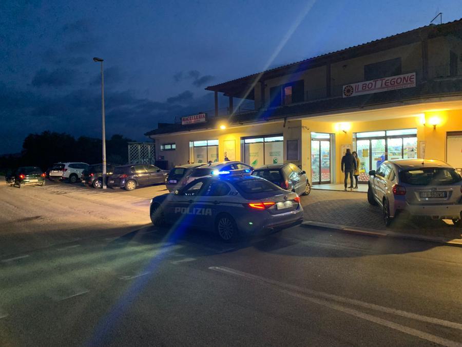 
	L'esterno del market rapinato

