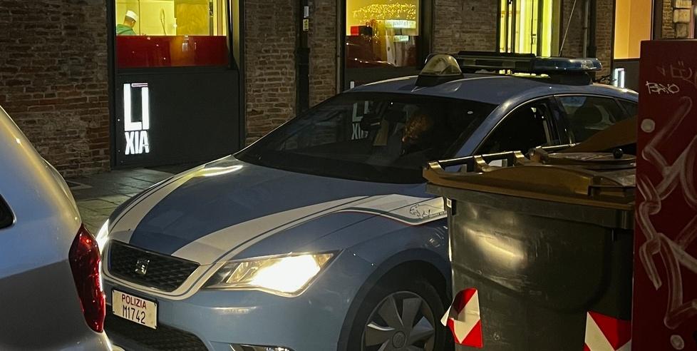 Ferrara, ruba la borsa alla ristoratrice. Dentro c’era l’incasso di giornata