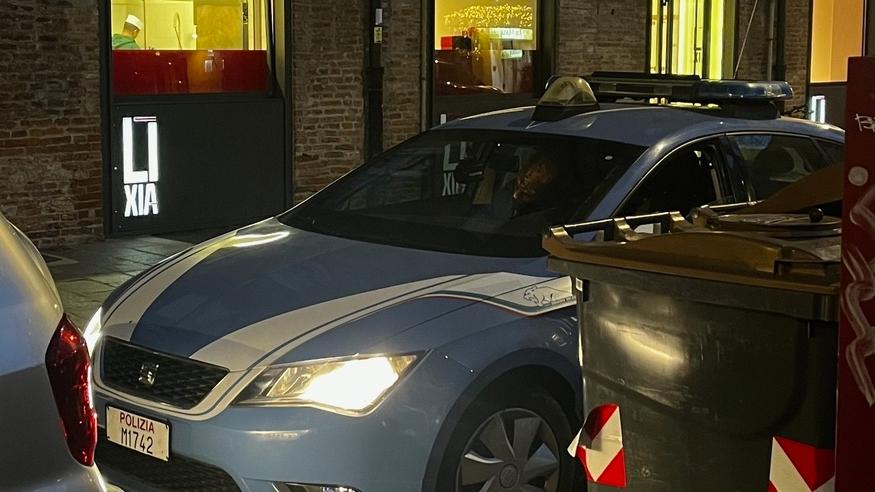 Ferrara, ruba la borsa alla ristoratrice. Dentro c’era l’incasso di giornata