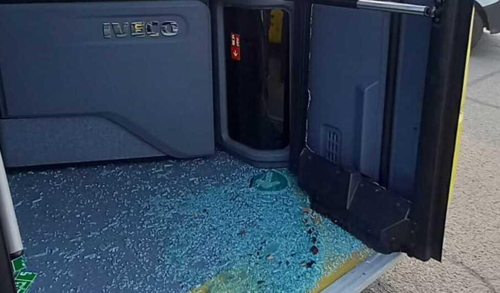 Modena, schiaffo e vandalismi sul bus: un 16enne accusa l’autista donna<br>

