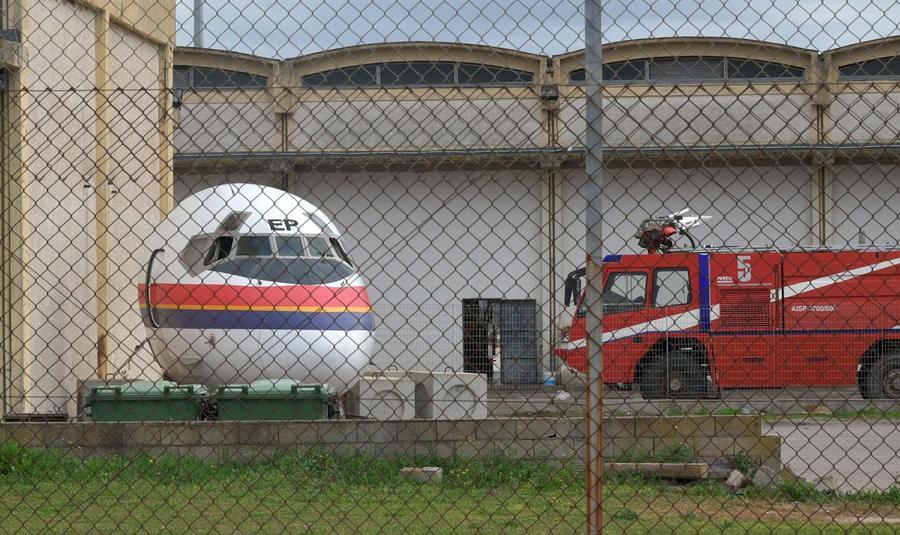 
	La cabina di pilotaggio di un vecchio aereo Meridiana nel cortile dei vigili del fuoco (foto di Vanna Sanna)

