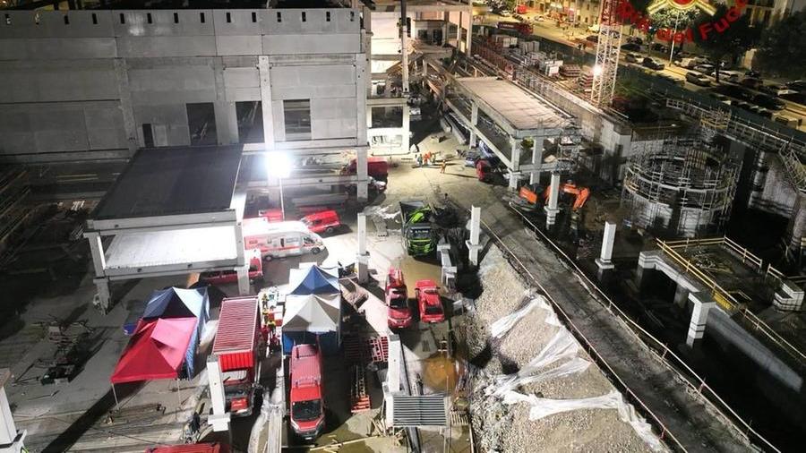 L'intervento dei vigili del fuoco nel luogo del cantiere crollato