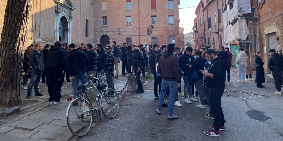 Ferrara, l’ultimo abbraccio a Nicolò. Il saluto commosso dei suoi cari