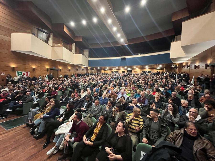 
	Pubblico al&nbsp;Teatro Massimo per ascoltare Alessandra Todde ed Elly Schlein<em> (foto Mario Rosas)</em>


