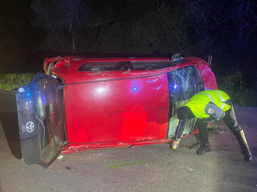 Perde il controllo dell’auto che si ribalta più volte sulla Sassari-Ittiri: donna in ospedale, strada bloccata