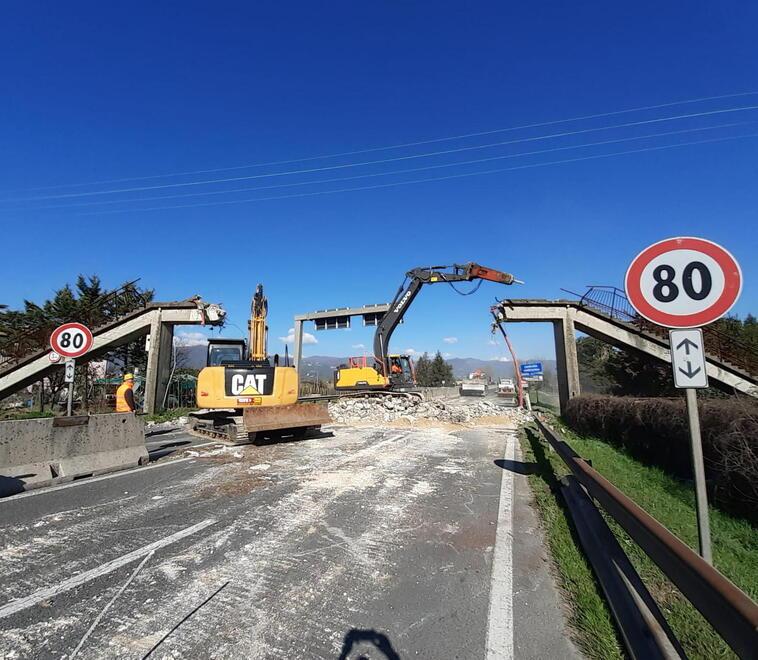 Pistoia, demolita la passerella. La tangenziale pronta a riaprire: i tempi previsti – Video