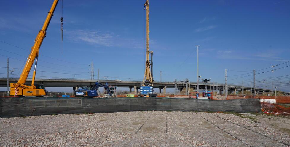 Il cantiere nella zona della stazione del Calambrone (Foto di Franco Silvi)