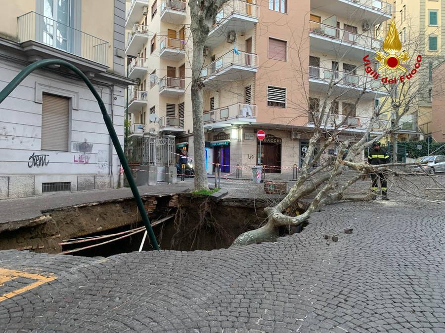 Voragine in strada, “inghiottite” due auto. Evacuate venti famiglie – Video