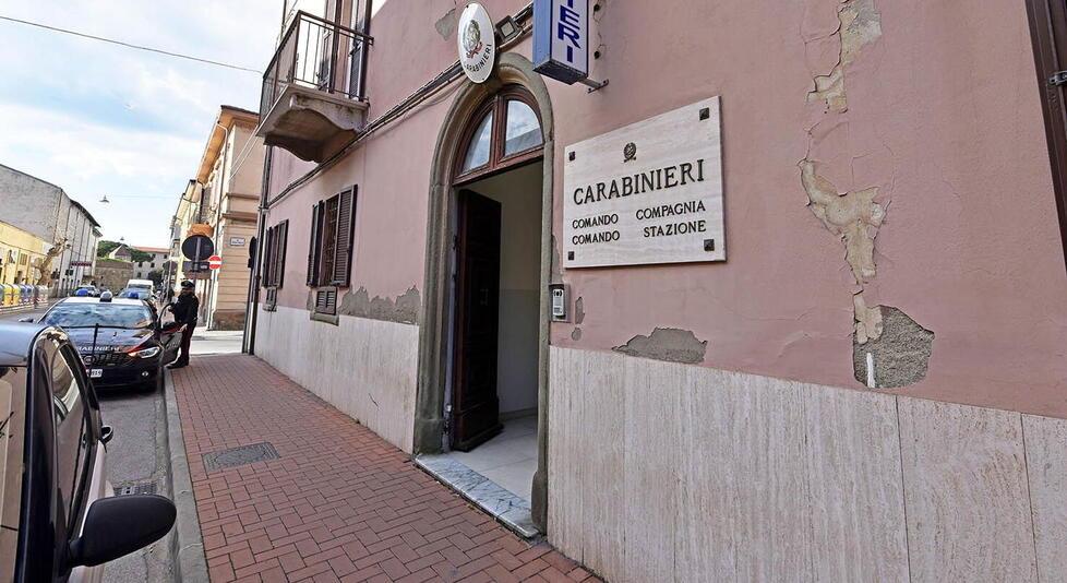 L’ingresso della caserma dei carabinieri di Piombino lungo via Giordano Bruno a Piombino: qui il 72enne ha accusato il malore (foto Paolo Barlettani)