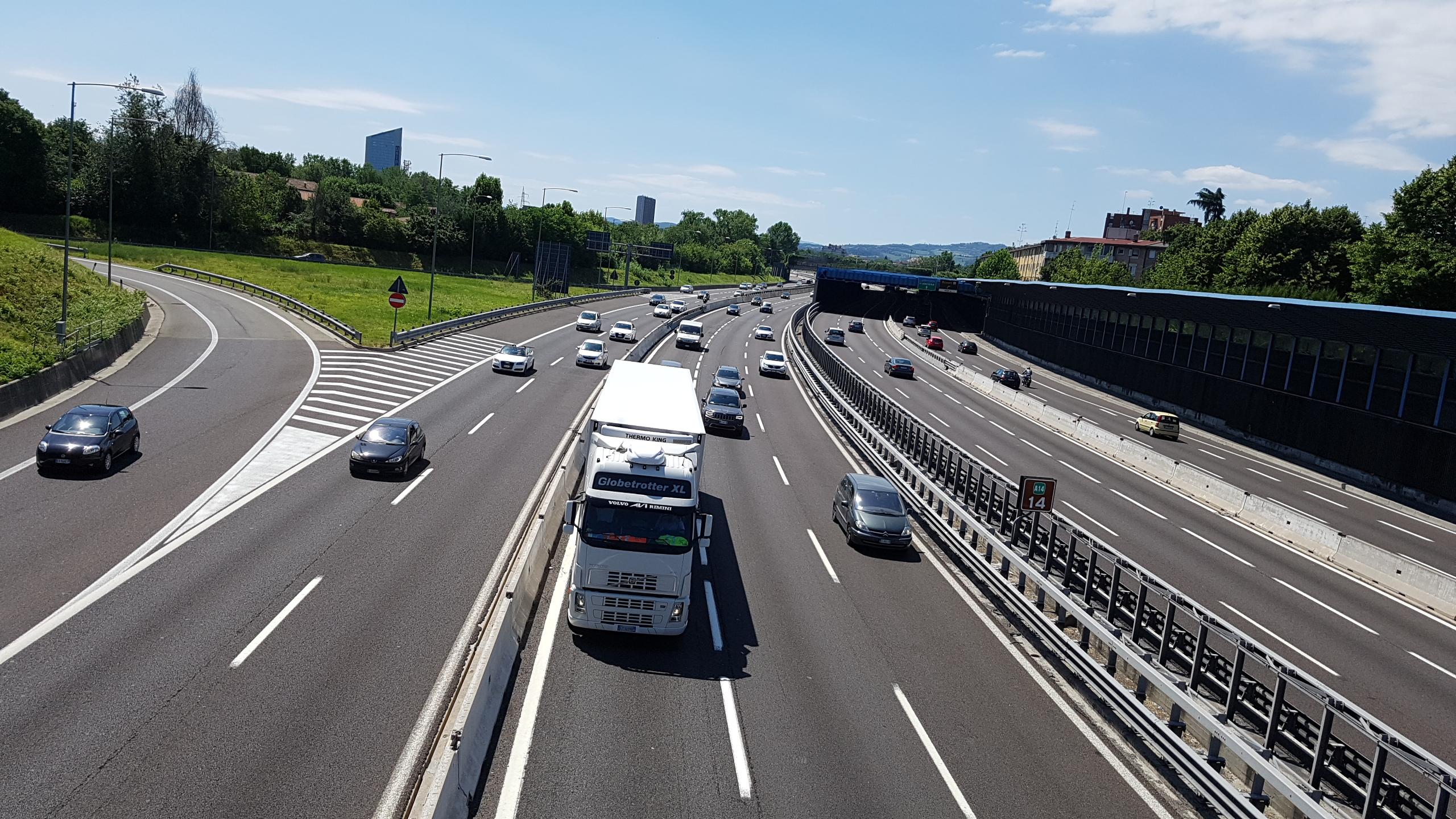 La novità: da aprile in autostrada la velocità la decide lo smog