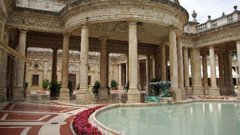 L’interno dello stabilimento Tettuccio, il più importante delle Terme montecatinesi: da solo ha un valore che si aggira sui nove milioni di euro