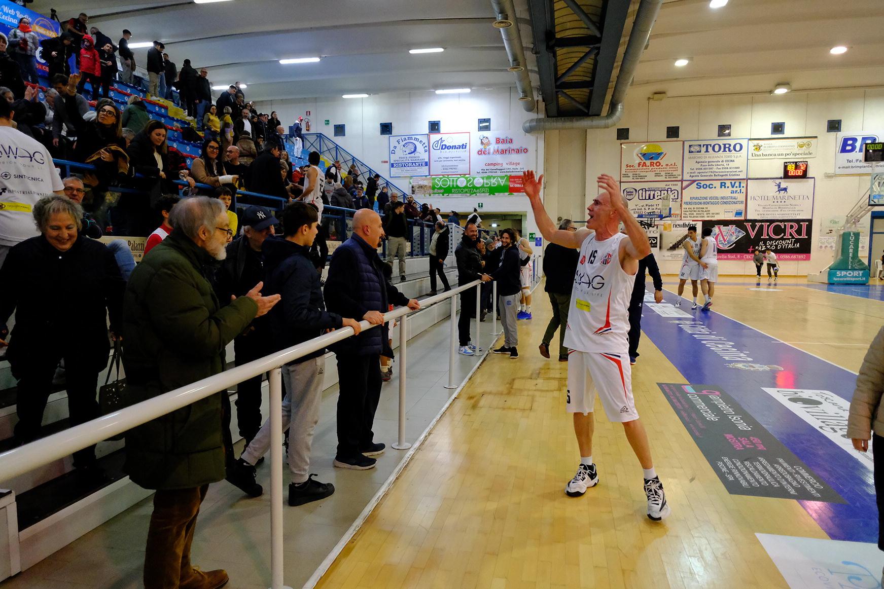 Giovanni Bruni esulta con il pubblico dopo la vittoria sulla Virtus Siena (foto Michele Falorni/Silvi)