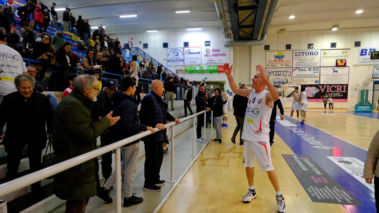 Giovanni Bruni esulta con il pubblico dopo la vittoria sulla Virtus Siena (foto Michele Falorni/Silvi)