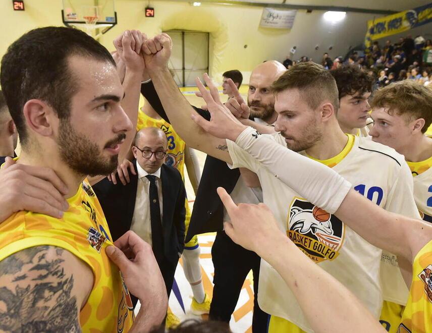 La squadra del Basket Golfo riunita a fine gara (foto Paolo Barlettani)