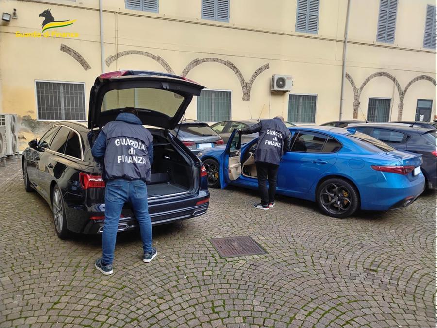 Prato, la Finanza scopre truffa da 60 milioni sulla vendita delle auto di lusso: il sistema e il giro di affari