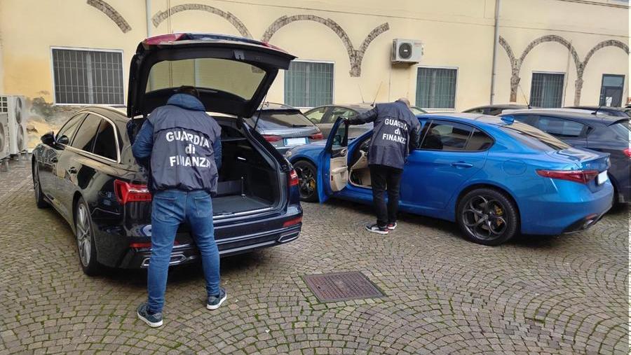 Prato, la Finanza scopre truffa da 60 milioni sulla vendita delle auto di lusso: il sistema e il giro di affari