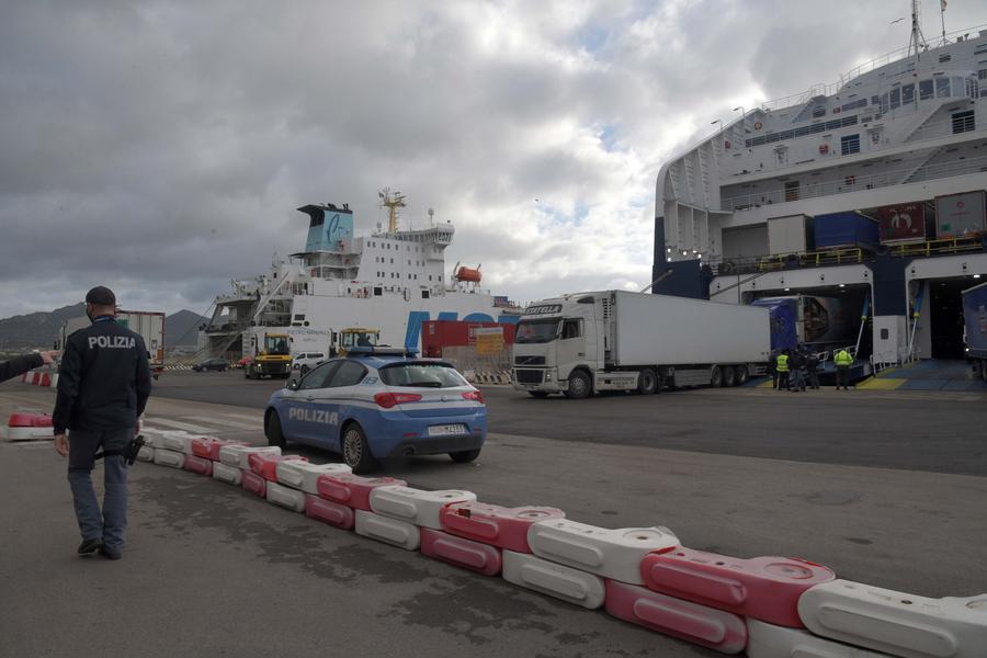 La polizia di frontiera al lavoro al porto dell’Isola Bianca 
