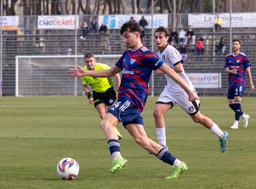 William Mauro, il terzino sinistro biancorossoblù classe 2003, in azione nella gara contro il Sansepolcro. L’ex Sanremese è arrivato in Maremma a gennaio durante il mercato di riparazione (foto UsFg)
