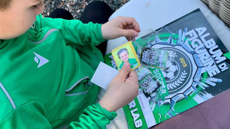 Un giovane atleta neroverde della Pro soccer lab mentre sfoglia, con la figurina, il nuovo album. L’iniziativa riguarderà circa 200 calciatori