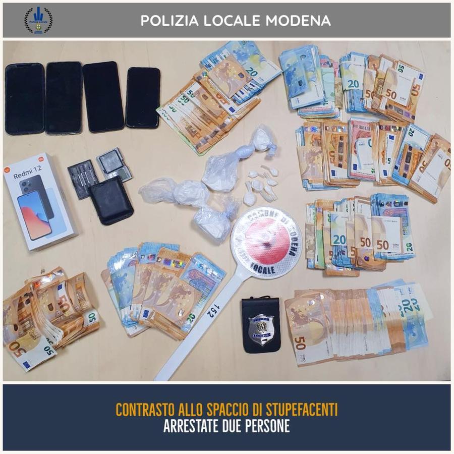 Modena, spacciatori tentano di speronare la polizia locale  prima di essere arrestati: sequestrata la droga e 35mila euro