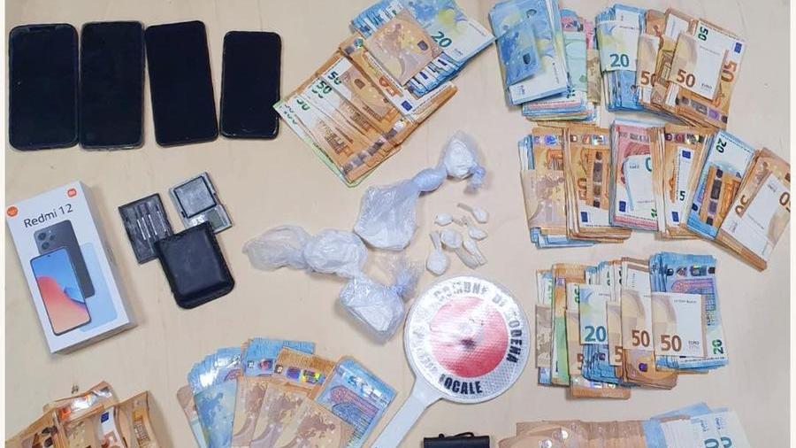 Modena, spacciatori tentano di speronare la polizia locale prima di essere arrestati: sequestrata la droga e 35mila euro