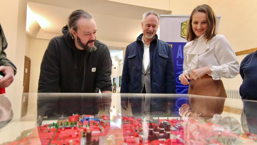 Ferrara ricreata con ventimila mattoncini Lego, l’opera visibile in Comune