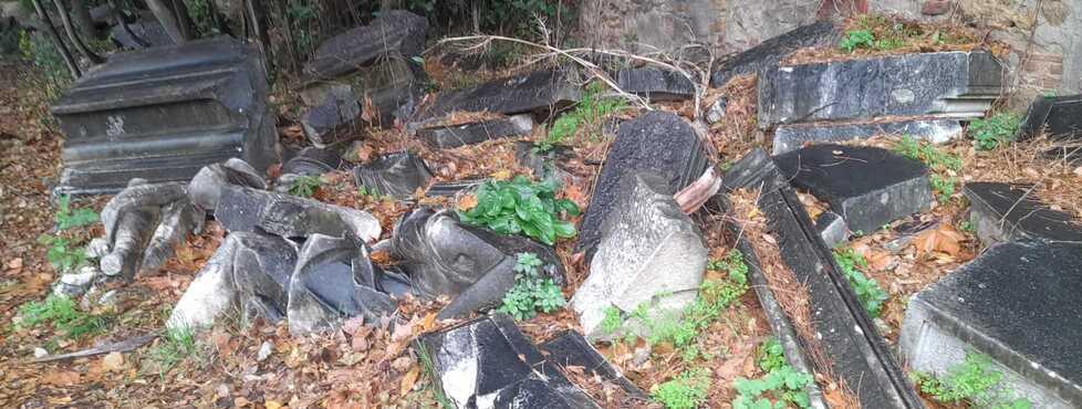 Livorno, capitelli e colonne della chiesa degli Armeni “dimenticati” in villa Fabbricotti: ecco il motivo&nbsp;<br type="_moz" />
