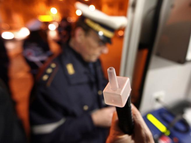Positivo all’alcol test, via la patente anche se è a piedi. Si può sanzionare così un pedone? Cosa dice il codice