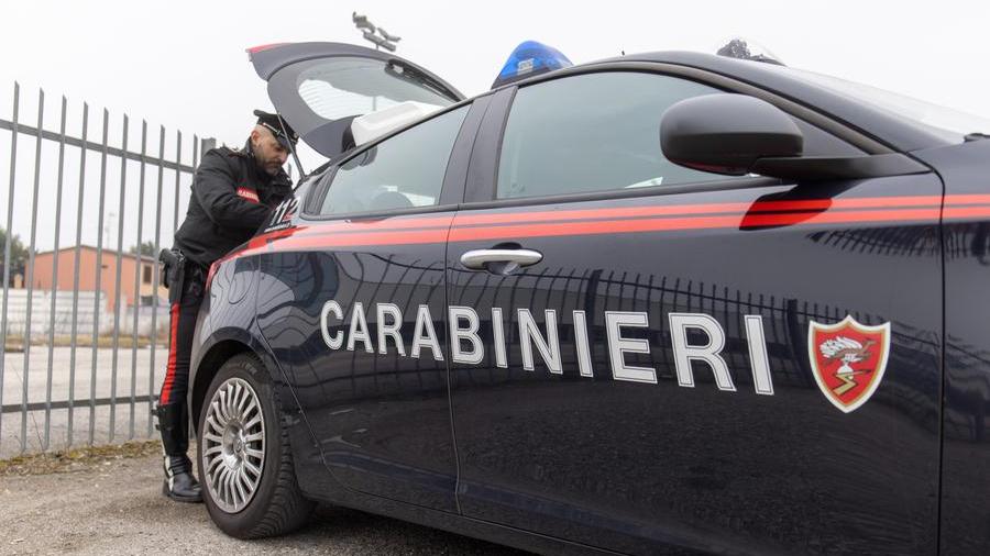 Salta su un’auto e aggredisce i carabinieri, arrestato a Portomaggiore