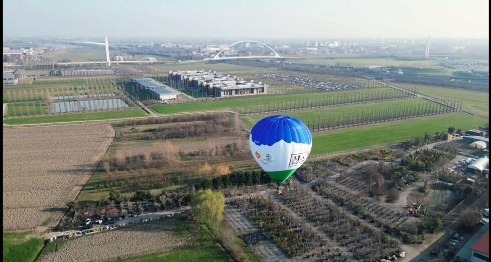 Animalisti in mongolfiera sopra Max Mara: «Basta pellicce»