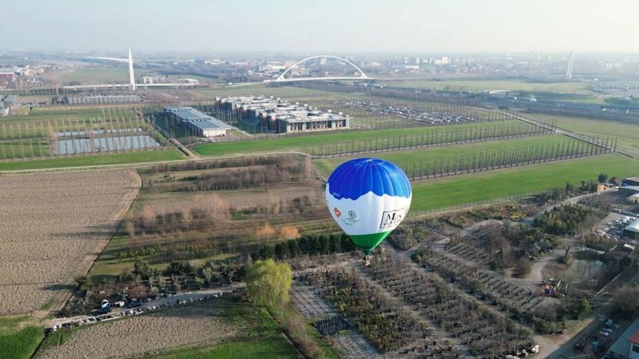 Animalisti in mongolfiera sopra Max Mara: «Basta pellicce»