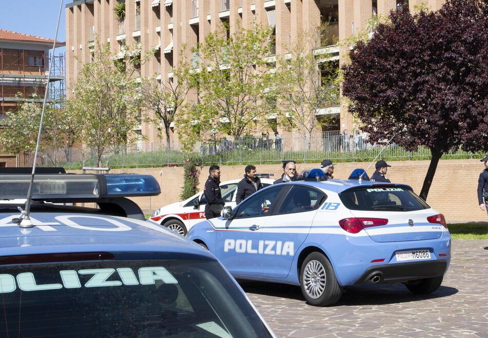 Poliziotti in piazza Saragat (foto d'archivio)