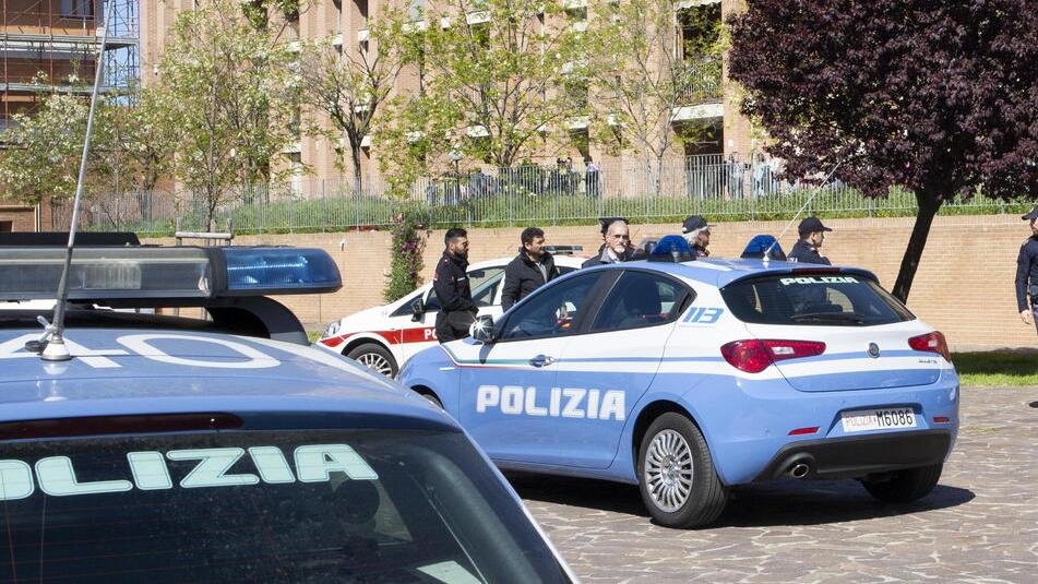 Poliziotti in piazza Saragat (foto d'archivio)