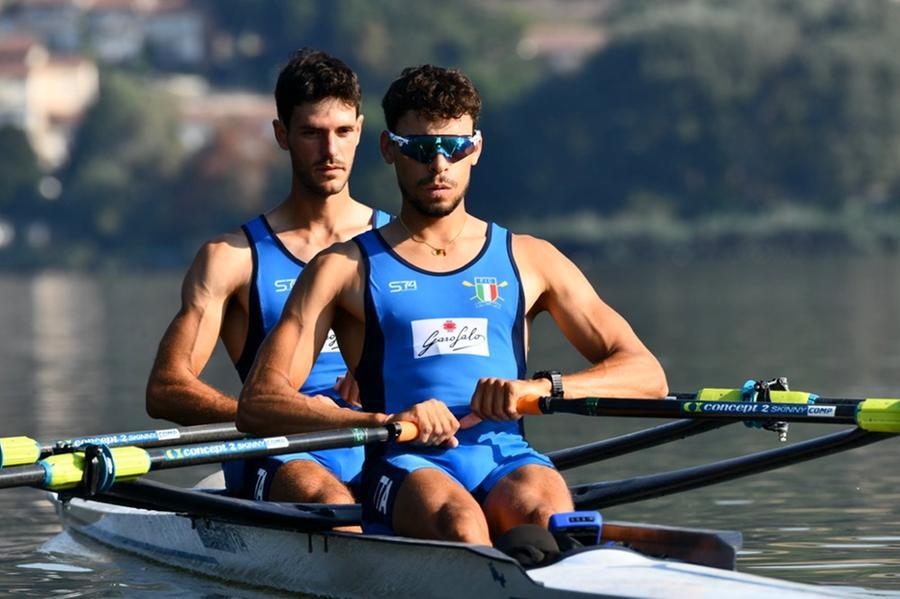 
	Stefano Oppo dietro il compagno capovoga Gabriel Soares

