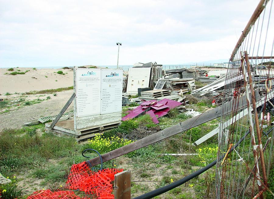 Tutto fermo a Platamona, nel cantiere del Lido Iride