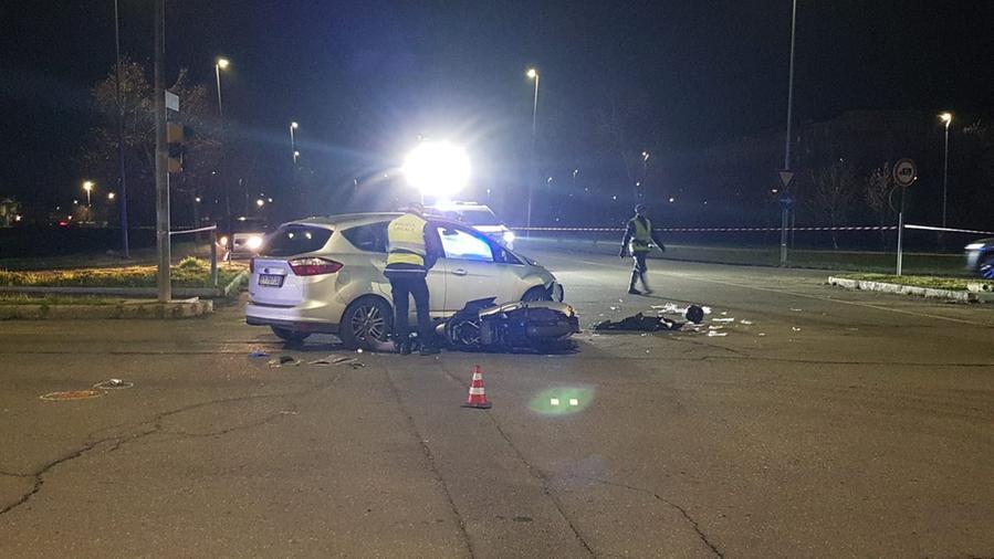 Modena, tragedia in via D’Acquisto: muore in scooter dopo lo schianto con un’auto