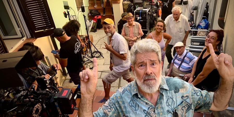 
	Luglio 2023: Alessandro Benvenuti in un selfie con alle spalle la troupe dei Delitti del BarLume

