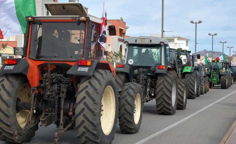 Il movimento dei trattori blocca il porto di Cagliari: «Basta con le prese in giro»