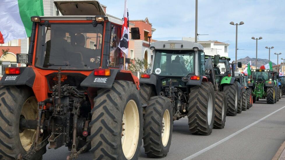 Il movimento dei trattori blocca il porto di Cagliari: «Basta con le prese in giro»
