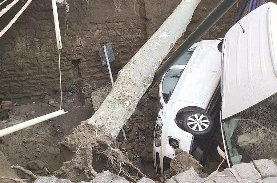 Napoli, con l’auto nella voragine: salvati dai militari della “Sassari”
