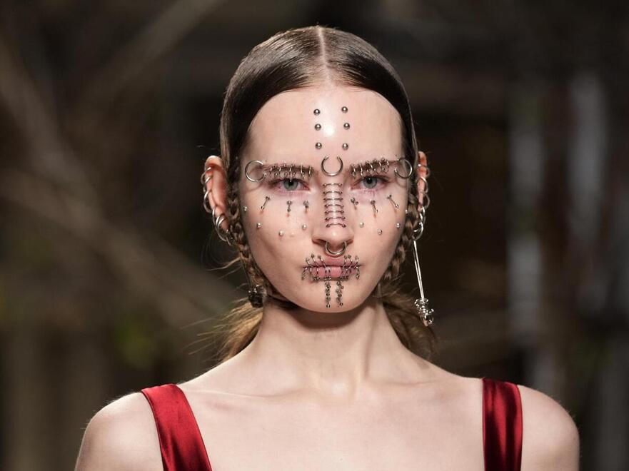 Antonio Marras sfila tra storia e futuro con dedica a Eleonora d’Arborea