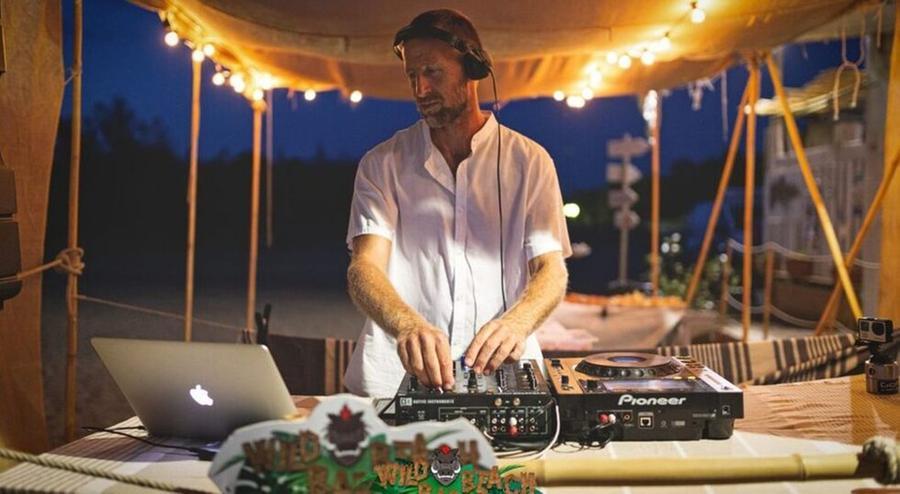 Nella foto qui sopra Samuele Pedroni (in arte Samuele Dj) alla consolle