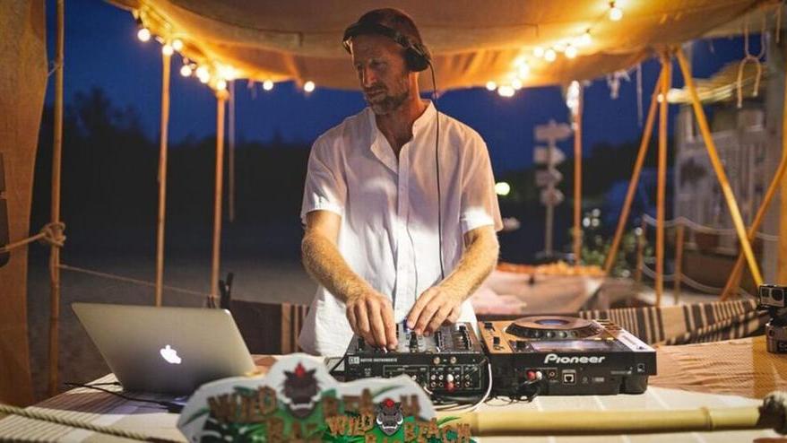 Nella foto qui sopra Samuele Pedroni (in arte Samuele Dj) alla consolle