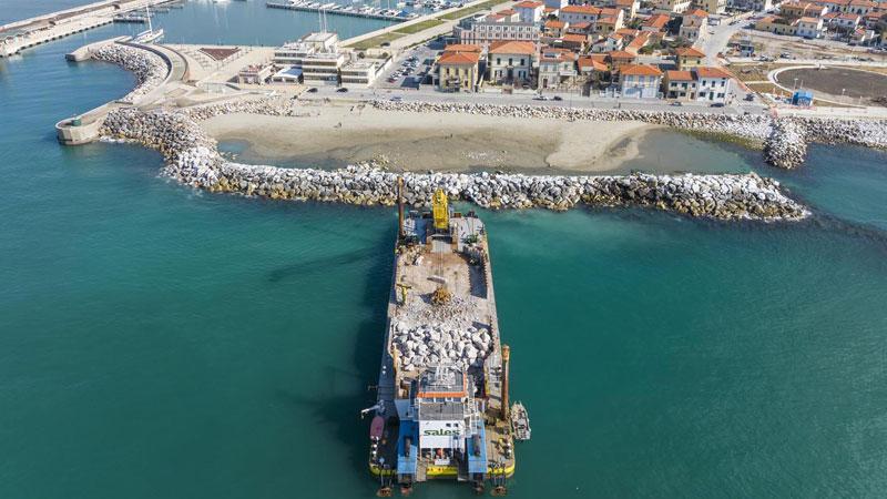La motonave nei giorni scorsi impegnata sulle dighe di Marina